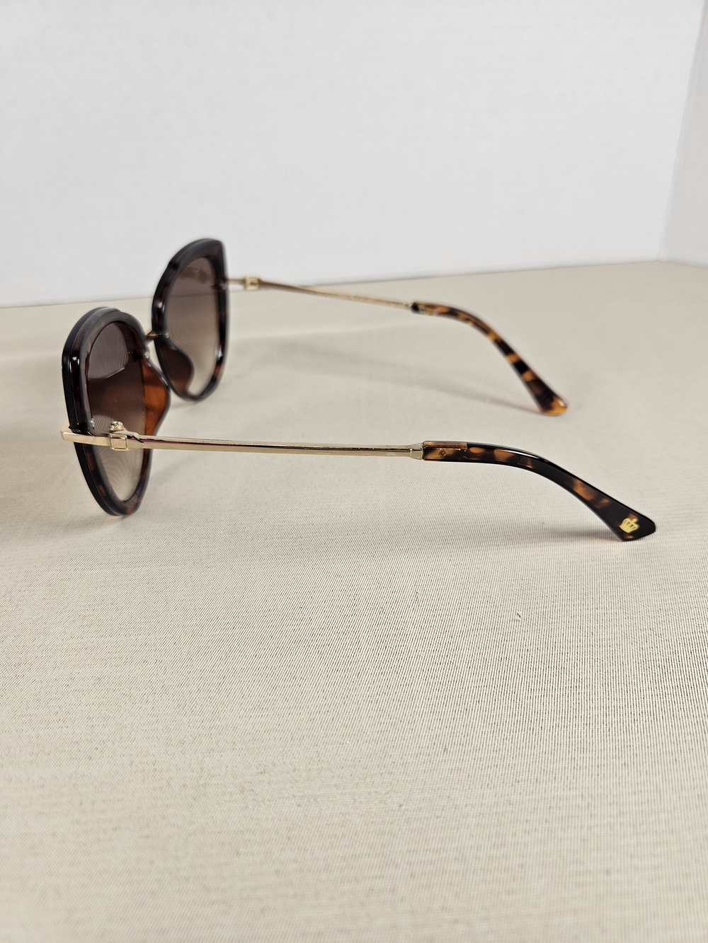 Y2K Juicy Couture Tortoiseshell Cat-Eye Sunglasses with Gold Accents - Picture 4 of 9